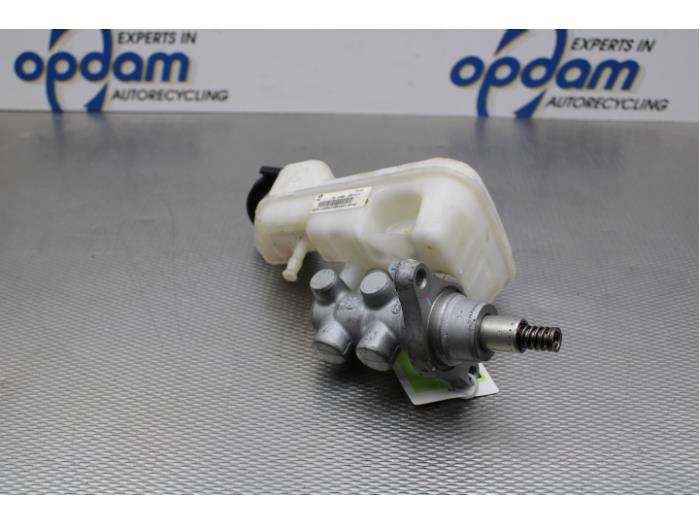 Master cylinder from a Jeep Compass (PK) 2.0 16V 4x2 2015