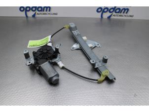 Używane Mechanizm szyby lewej tylnej wersja 4-drzwiowa Nissan Qashqai (J10) 1.6 16V Cena € 60,00 Procedura marży oferowane przez Gebr Opdam B.V.