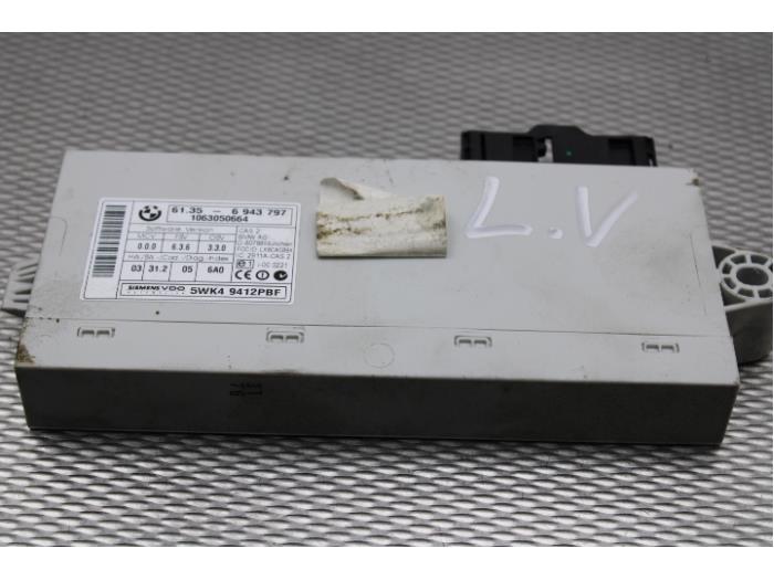 Central door locking module from a BMW 3 serie Touring (E91) 320i 16V 2005