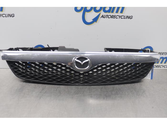 Używane Grill Mazda 323 Fastbreak (BJ14) 1.3 LX,GLX 16V Cena na żądanie oferowane przez Gebr Opdam B.V.