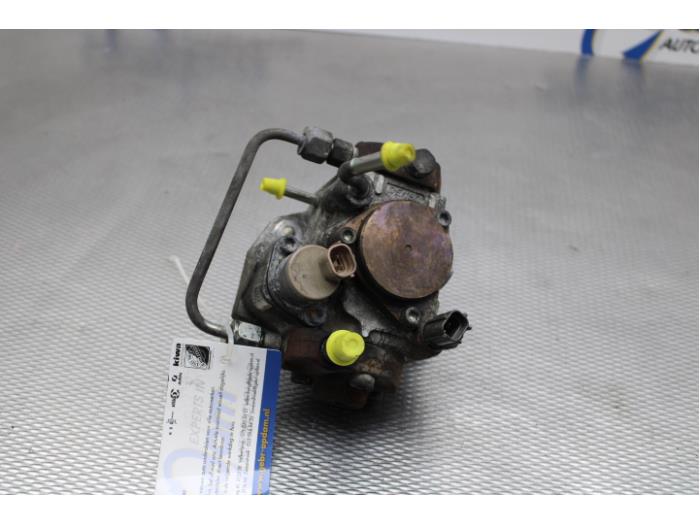 Diesel pump from a Toyota Corolla Verso (R10/11) 2.2 D-4D 16V 2005