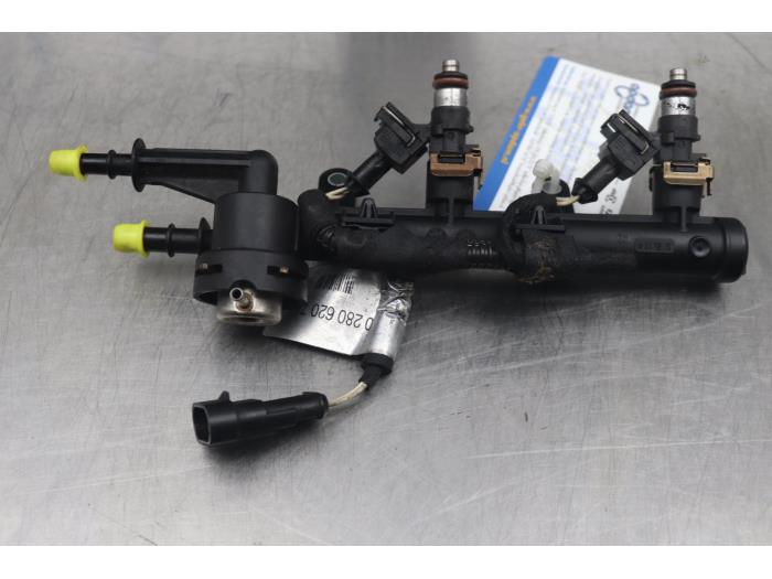 Injector (petrol injection) from a Fiat 500 2014