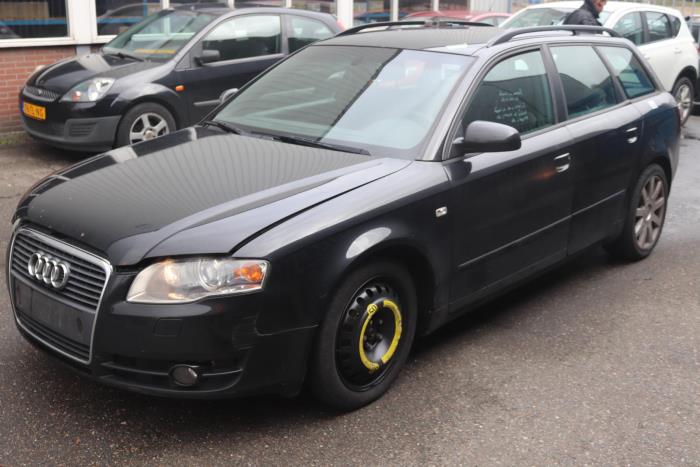 Używane Reflektor lewy Audi A4 Avant (B7) 2.5 TDI V6 24V Cena € 234,00 Procedura marży oferowane przez Gebr Opdam B.V.