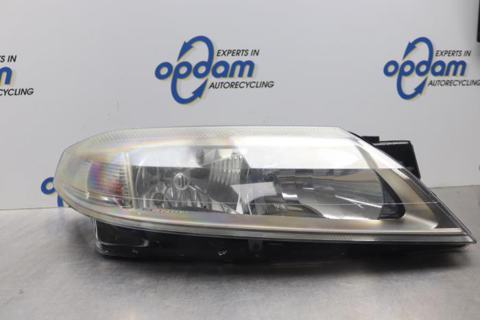 Używane Reflektor prawy Renault Laguna II Grandtour (KG) 1.8 16V Cena € 50,00 Procedura marży oferowane przez Gebr Opdam B.V.