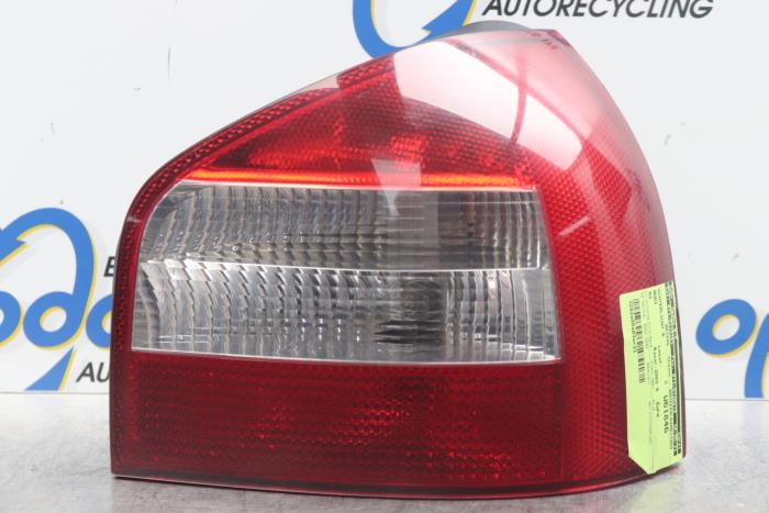 Luz trasera derecha de un Audi A3 (8L1) 1.9 TDI 100 2002