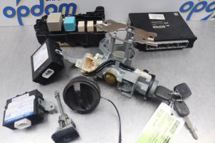 Używane Zestaw wkladek zamka (kompletny) Subaru Justy (M3) 1.0 12V DVVT Cena € 150,00 Procedura marży oferowane przez Gebr Opdam B.V.