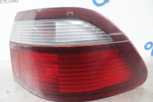 Usados Luz trasera derecha Mazda 626 (GF12) 1.8i 16V Precio € 15,00 Norma de margen ofrecido por Gebr Opdam B.V.