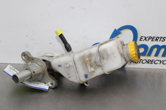 Used Master cylinder Opel Combo 1.3 CDTI 16V Price on request offered by Gebr Opdam B.V.