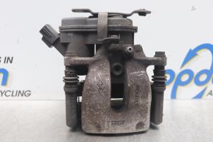 Usados Pinza de freno derecha detrás Renault Megane IV (RFBB) 1.6 GT Energy TCe 205 EDC Precio € 125,00 Norma de margen ofrecido por Gebr Opdam B.V.