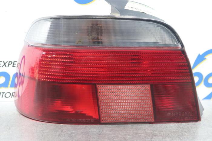 Luz trasera izquierda de un BMW 5 serie (E39) 523i 24V 2000