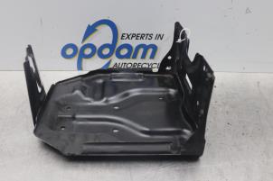 Używane Pojemnik na akumulator Opel Agila (B) 1.2 16V Cena € 25,00 Procedura marży oferowane przez Gebr Opdam B.V.