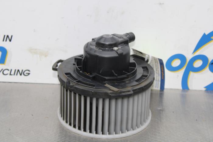 Heating and ventilation fan motor from a Mazda 5 (CWA9) 1.6 CITD 16V 2011