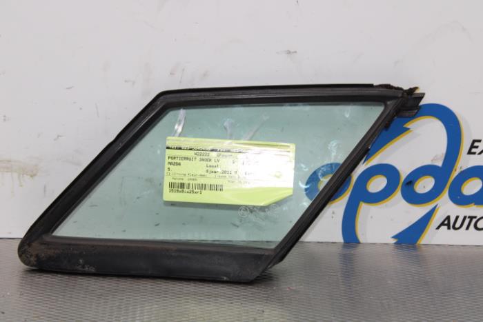 Usados Ventanilla triangular izquierda delante Mazda 5 (CWA9) 1.6 CITD 16V Precio € 13,00 Norma de margen ofrecido por Gebr Opdam B.V.