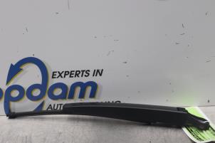 Używane Ramie wycieraczki tylnej Volkswagen Polo V (6R) 1.2 12V BlueMotion Technology Cena € 20,00 Procedura marży oferowane przez Gebr Opdam B.V.
