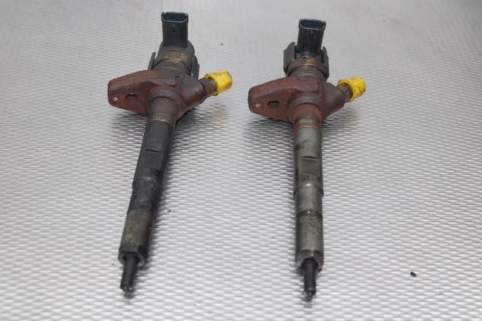 Usagé Injecteurs Hyundai H-300 2.5 CRDi Prix sur demande proposé par Gebr Opdam B.V.