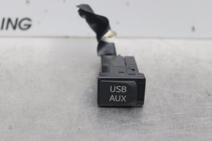 Używane Zlacze AUX/USB Toyota Verso S 1.33 16V Dual VVT-I Cena na żądanie oferowane przez Gebr Opdam B.V.