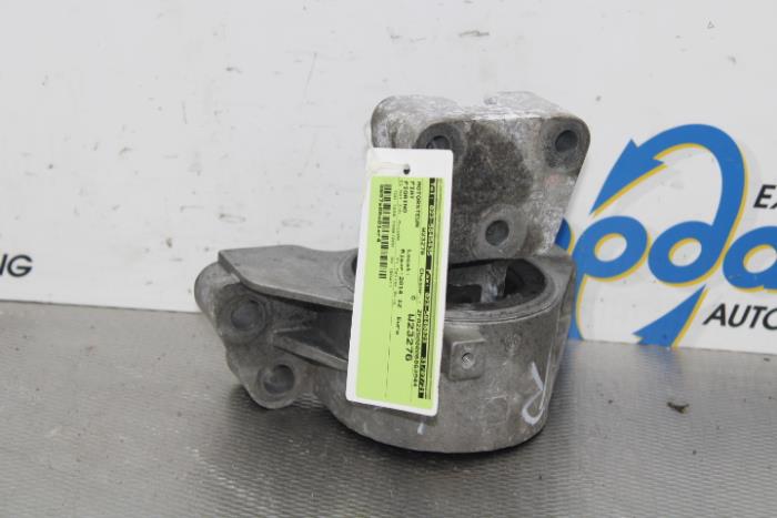 Engine mount from a Fiat Fiorino (225) 1.3 D 16V Multijet 2014
