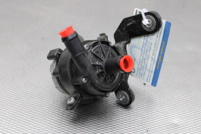 Begagnade Extra vattenpump Volkswagen Crafter (SY) 2.0 TDI FWD Pris på förfrågan erbjuds av Gebr Opdam B.V.