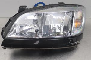 Używane Reflektor lewy Opel Zafira (F75) 1.6 16V Cena € 40,00 Procedura marży oferowane przez Gebr Opdam B.V.