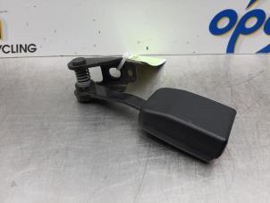 Usagé Insertion ceinture de sécurité arrière droite Peugeot 307 CC (3B) 2.0 16V Prix € 20,00 Règlement à la marge proposé par Gebr Opdam B.V.