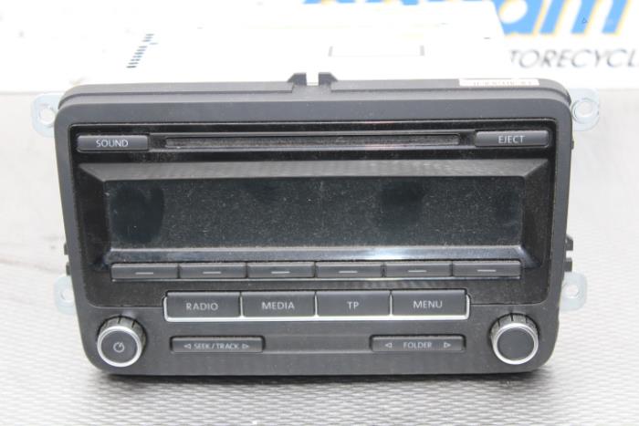 Reproductor de CD y radio de un Volkswagen Polo V (6R) 1.2 TSI 2013