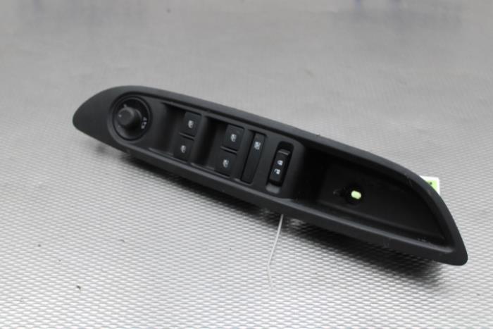 Usados Interruptor de ventanilla eléctrica Opel Mokka/Mokka X 1.4 Turbo 16V 4x4 Precio € 26,00 Norma de margen ofrecido por Gebr Opdam B.V.