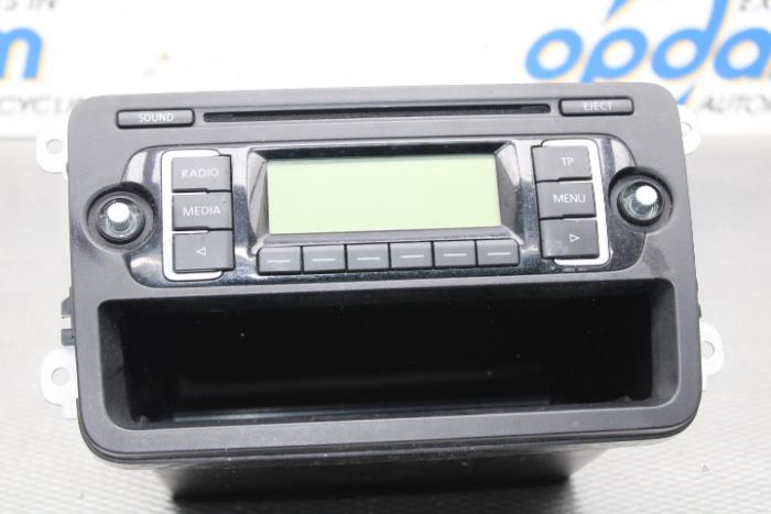 Radio CD Spieler van een Volkswagen Polo V (6R) 1.2 TDI 12V BlueMotion 2011