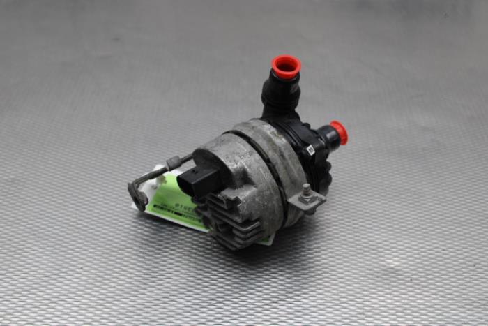 Begagnade Extra vattenpump Mercedes C (W205) C-350 e 2.0 16V Pris på förfrågan erbjuds av Gebr Opdam B.V.