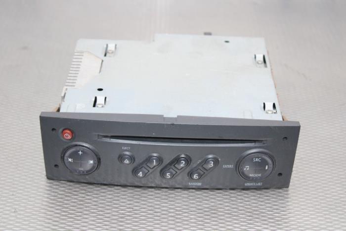 Radio CD player from a Renault Clio III (BR/CR) 1.5 dCi 70 2006