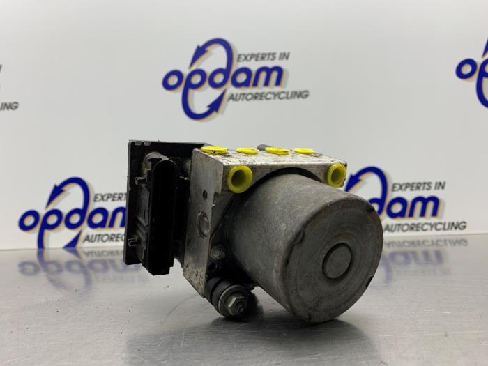 Używane Pompa ABS Alfa Romeo 147 (937) 1.9 JTDM Cena € 102,00 Procedura marży oferowane przez Gebr Opdam B.V.
