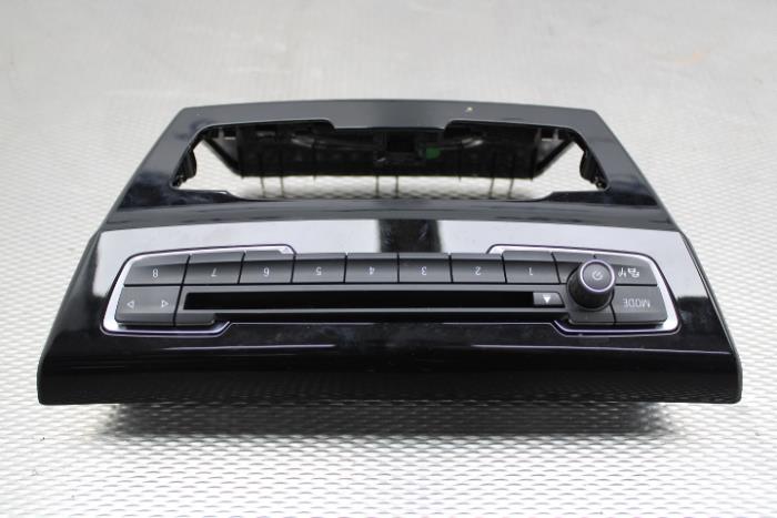 Panneau commande radio d'un BMW X2 (F39) sDrive 18i 1.5 12V TwinPower Turbo 2019