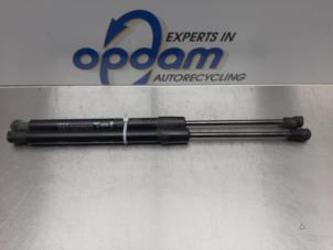 Gebrauchte Set Gasdämpfer Heckklappe Chevrolet Spark 1.0 16V Preis € 20,00 Margenregelung angeboten von Gebr Opdam B.V.