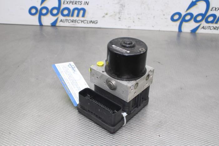Używane Pompa ABS Volvo V50 (MW) 2.4 D5 20V Autom.. Cena na żądanie oferowane przez Gebr Opdam B.V.
