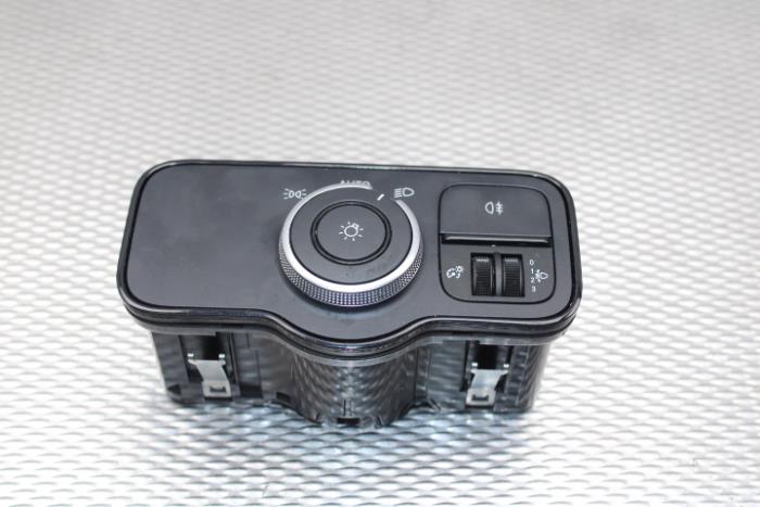 Licht Schalter van een Mercedes-Benz Sprinter 4t (910.0/910.1/907.1/907.2) 516 CDI 2.1 D 2020