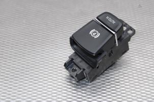 Usados Interruptor de freno de mano BMW 5 serie (G30) 540i xDrive 3.0 TwinPower Turbo 24V Precio € 50,00 Norma de margen ofrecido por Gebr Opdam B.V.