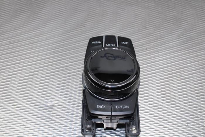 I-Drive Taste van een BMW 5 serie (G30) 540i xDrive 3.0 TwinPower Turbo 24V 2020