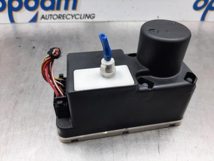 Central locking motor Volkswagen Polo III 1.4 16V 75 6N0962257 HELLA