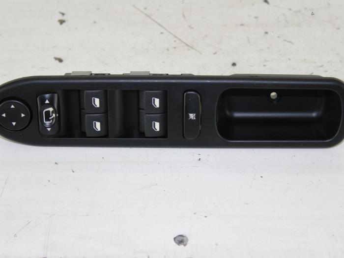 Nuevos Interruptor combinado de ventanillas Peugeot 307 Precio € 50,00 IVA incluido ofrecido por Gebr Opdam B.V.