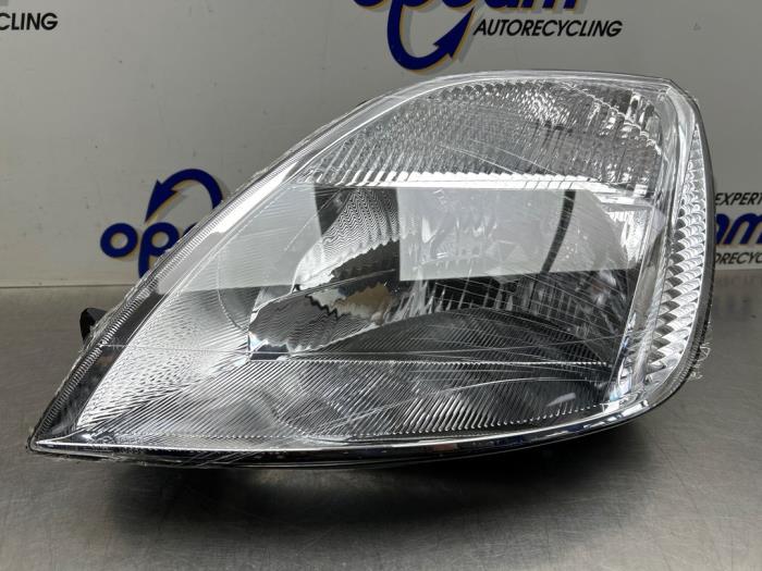 Nowe Reflektor lewy Ford Fiesta Cena € 60,44 Z VAT oferowane przez Gebr Opdam B.V.