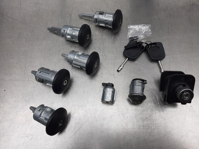 Set of cylinder locks (complete) from a Ford Transit Connect 2006