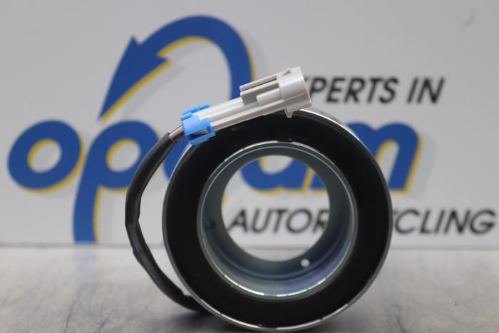 Bobina magnética bomba aire acondicionado de un Opel Astra 2006