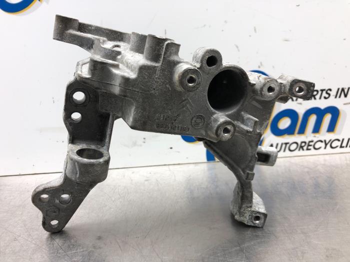 Usagé Support dynamo bas Peugeot Partner (GC/GF/GG/GJ/GK) 1.6 HDI 75 Phase 2 Prix € 30,00 Règlement à la marge proposé par Gebr Opdam B.V.