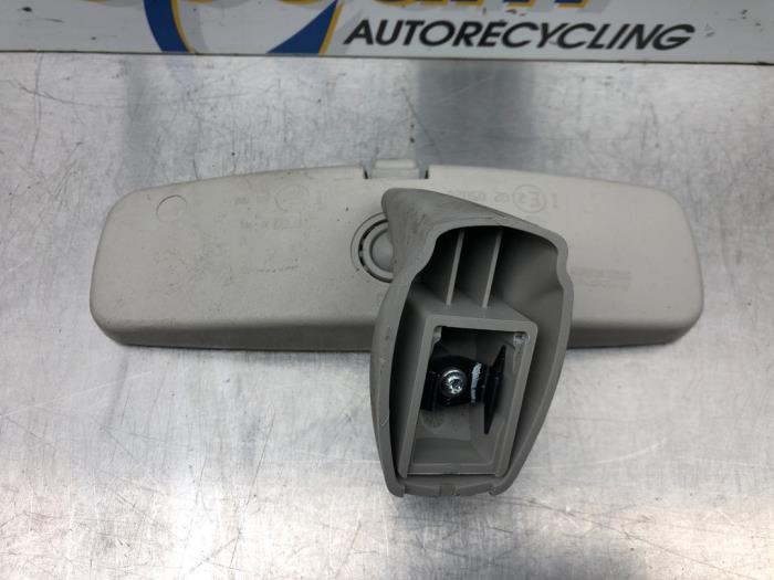 Rear view mirror from a Renault Clio IV (5R) 0.9 Energy TCE 90 12V 2013