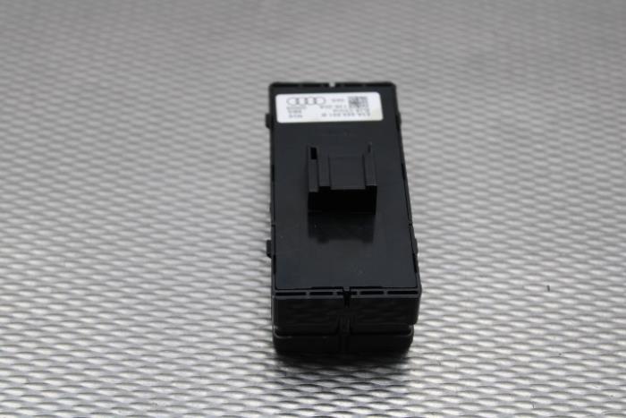 Interruptor de ventanilla eléctrica de un Audi A3 Sportback (8YA) 2.0 35 TDI 16V 2020