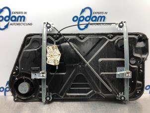 Używane Mechanizm szyby lewej przedniej wersja 2-drzwiowa Volkswagen New Beetle (9C1/9G1) 2.0 Cena € 75,00 Procedura marży oferowane przez Gebr Opdam B.V.