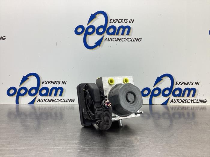 Begagnade ABS-pump Peugeot 108 1.0 12V VVT-i Pris € 128,00 Marginaltabell erbjuds av Gebr Opdam B.V.