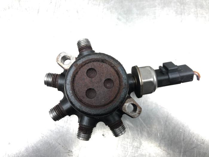 Fuel distributor from a Renault Twingo II (CN) 1.5 dCi 70 2007