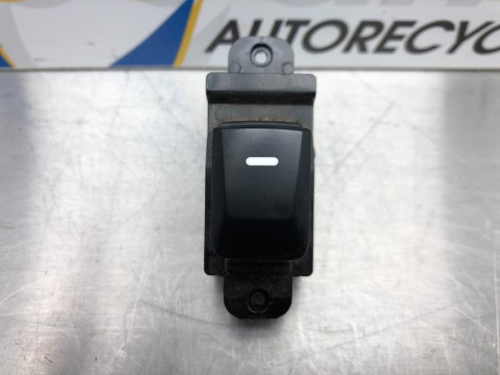 Usados Interruptor de ventanilla eléctrica Kia Rio III (UB) 1.2 CVVT 16V Precio € 13,00 Norma de margen ofrecido por Gebr Opdam B.V.