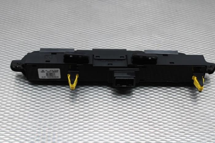 Panic lighting switch from a Kia Stonic (YB) 1.0i T-GDi 12V 2020