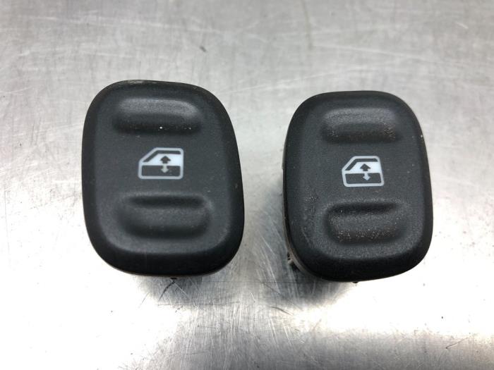 Usados Interruptor de ventanilla eléctrica Fiat Panda (312) 0.9 TwinAir Turbo 85 Precio € 30,00 Norma de margen ofrecido por Gebr Opdam B.V.